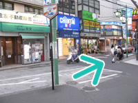 1.菊名駅東口を出て、右手に進んでください。